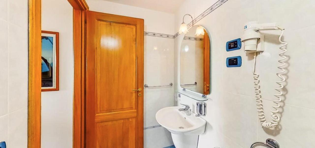Casa Vacanza Artemis Липари Экстерьер фото